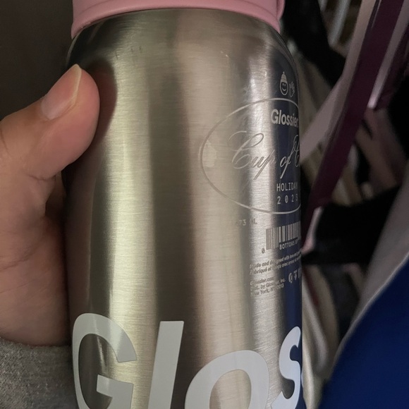 glossier tumbler 2023 version
lightly used only 3 times
has scuffs and marks - Picture 4 of 5